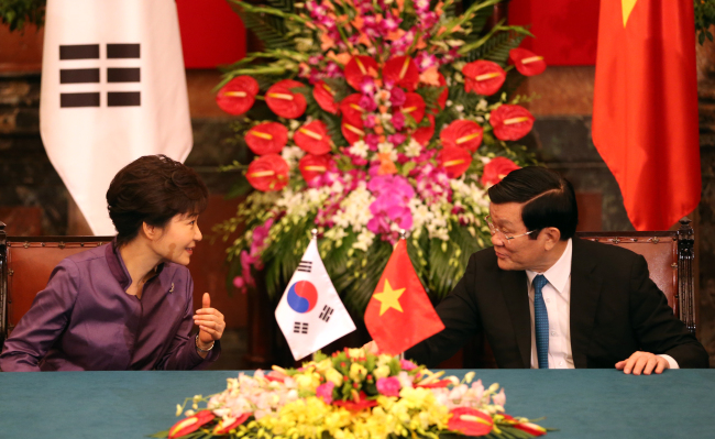 박근혜(대통령/대한민국대통령),쯔엉떤상(TruongTanSang/정치인/베트남국가주석)
President Park Geun-hye and Vietnam’s President Truong Tan Sang confer during a joint press conference in Hanoi on Monday.   Yonhap News
