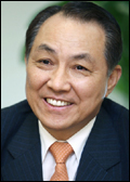 강덕수(기업인/STX그룹회장)
강덕수<사진>STX그룹 회장이 결국 STX조선해양 대표이사직에서 물러나게 됐다. STX조선해양 이사회는 9일 오후 2시 서울 남대문 본사에서 회의를 열고 지난 5일 채권단 경영진추천위원회(경추위)가 추천한 박동혁 대우조선해양 부사장을 신임 대표이사로 선정하는 안을 통과시켰다.