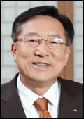김기문(기업인/로만손대표이사사장/중소기업중앙회회장/국세행정위원회위원장)
김기문 중소기업중앙회 회장은 9일 오후(현지시간) 부이 꽝 빙(Bui Quang Vinh) 베트남 기획투자부 장관을 만나 양국 간 중소기업 진출 확대 방안을 논의했다.