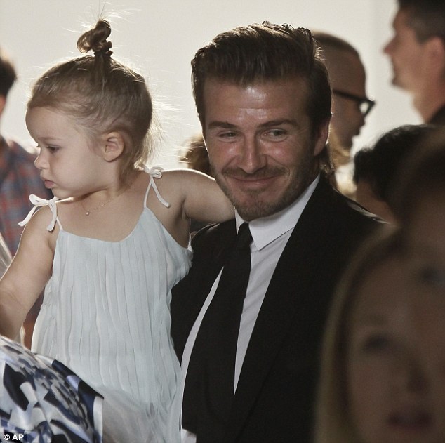 데이비드베컴(DavidBeckham/전축구선수),하퍼세븐베컴(HarperSevenBeckham/화제인물)
영국의 축구 스타 데이비드 베컴(38)이 딸 하퍼 세븐(2)과 함께 아내 빅토리아 베컴(39)의 뉴욕 패션쇼를 응원해 눈길을 끌었다.