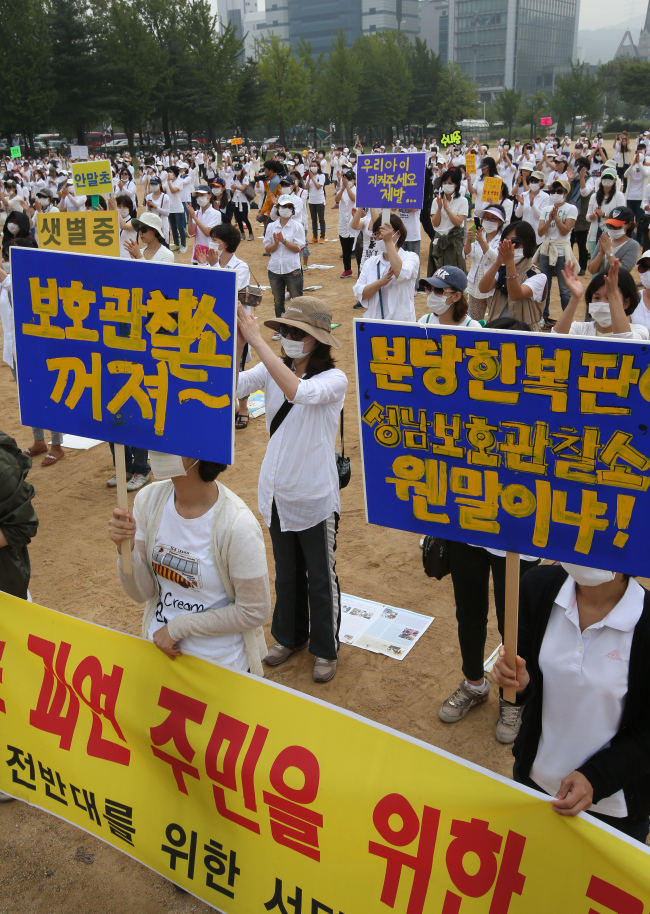 기습 이전에 반발하는 경기도 성남시 분당지역 학부모들이 "사전 협의나 공지 없이 분당신도시 한복판이자 청소년 문화공간에 보호관찰소가 '도둑이사'해 아이들이 범죄에 노출됐다"며 이전 원천 무효를 주장하고 있다. (연합뉴스)
