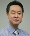 김철수(기업인/LG유플러스부사장)
통신사들이 이번에는 인사 문제를 갖고 뜨거운 논쟁을 벌이고 있다. KT가 LG유플러스 출신 부사장을 영입하자 LG유플러스가 경쟁사 임원까지 데려간다며 법적 조치까지 불사하겠다고 밝혀 진통이 예상된다.