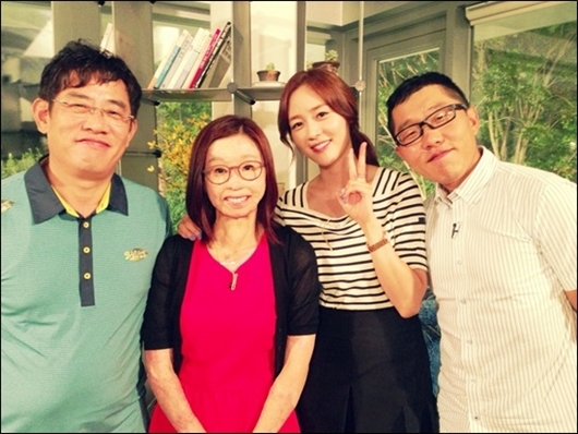 이경규(MC/개그맨),이지선(작가),성유리(탤런트/가수/핑클),김제동(MC/개그맨)
SBS ‘힐링캠프-기쁘지 아니한가’(이하 ‘힐링캠프’) 측은 이지선과 이경규, 김제동, 성유리가 촬영장에서 함께 찍은 훈훈한 사진을 9일 공개했다.