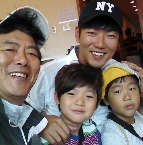 성동일(탤런트/영화배우)성준(화제인물),이종혁(영화배우/탤런트),이준수(화제인물)
이종혁-이준수, 성동일-성준 부자단체샷이 공개돼 화제다.
