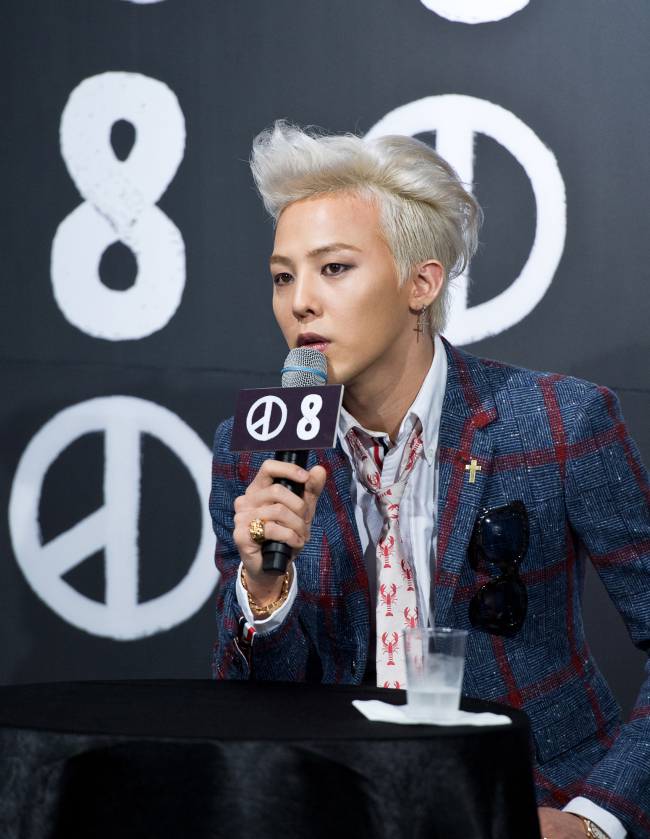 지드래곤(권지용/가수/음악PD/빅뱅/GD&TOP)
4년 만에 정규 2집 ‘쿠데타(COUP D’ETAT)’를 발표한 빅뱅의 지드래곤이 9일 서울 강남구 청담동 카이스(CAIS) 갤러리에서 기자간담회를 열고 질의응답 시간을 갖고 있다.    [사진제공=YG엔터테인먼트]