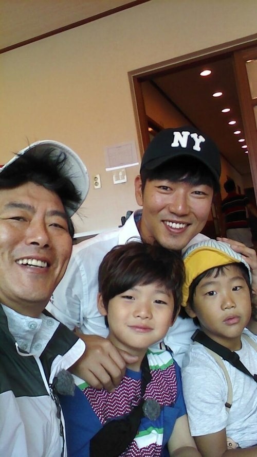 성동일(탤런트/영화배우)성준(화제인물),이종혁(영화배우/탤런트),이준수(화제인물)
이종혁-이준수, 성동일-성준 부자단체샷이 공개돼 화제다.
