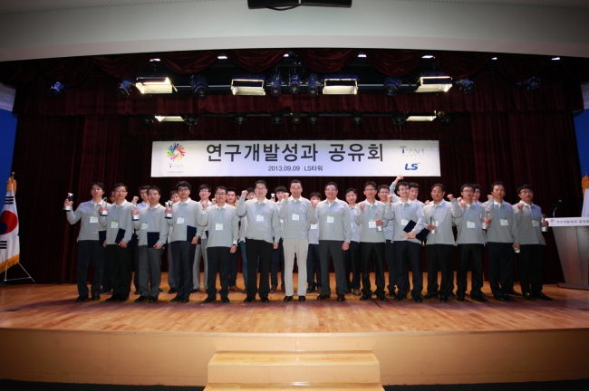 구자엽(기업인/금융인/LS전선대표이사회장)
LS그룹은 주력 계열사들의 연구개발 보고대회 및 전시회인 ‘LS T-Fair 2013’을 경기 안양 소재 LS타워에서 9월 9일부터 10일까지 이틀 간 개최했다.