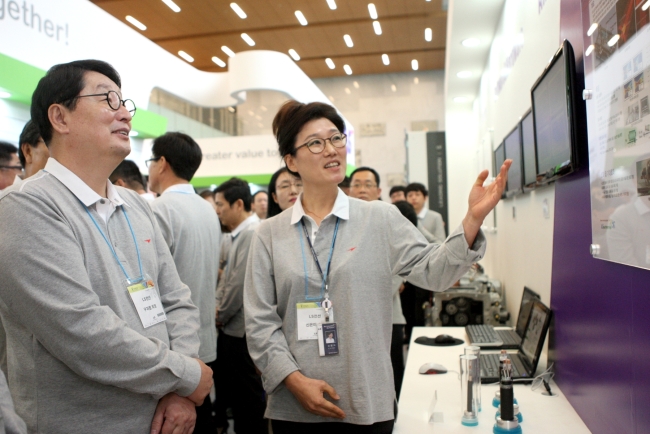 구자엽(기업인/금융인/LS전선대표이사회장)
LS그룹은 주력 계열사들의 연구개발 보고대회 및 전시회인 ‘LS T-Fair 2013’을 경기 안양 소재 LS타워에서 9월 9일부터 10일까지 이틀 간 개최했다.