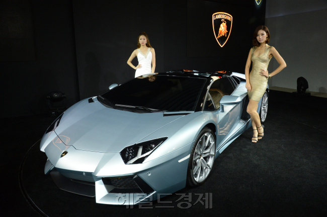 10일 강남참존전시장에서 공개된 람보르기니 아벤타도르 LP700-4 로드스터. 이 모델은 람보르기니 최상위 플레드십 모델인  아벤타도르 LP700-4의 컨버터블 버젼으로 6.5리터 자연흡기 V12엔진 700마력과 최고시속 350KM,시속 100KM에 이르는 시간은 3초로 가격은 옵션에 따라 6억5천에서 7억대를 형성하고 있다.<br />정희조 기자/checho@heraldcorp.com 130910
10일 강남참존전시장에서 공개된 람보르기니 아벤타도르 LP700-4 로드스터. 이 모델은 람보르기니 최상위 플레드십 모델인  아벤타도르 LP700-4의 컨버터블 버젼으로 6.5리터 자연흡기 V12엔진 700마력과 최고시속 350KM,시속 100KM에 이르는 시간은 3초로 가격은 옵션에 따라 6억5천에서 7억대를 형성하고 있다.
정희조 기자/checho@heraldcorp.com 130910
10일 강남참존전시장에서 공개된 람보르기니 아벤타도르 LP700-4 로드스터. 이 모델은 람보르기니 최상위 플레드십 모델인  아벤타도르 LP700-4의 컨버터블 버젼으로 6.5리터 자연흡기 V12엔진 700마력과 최고시속 350KM,시속 100KM에 이르는 시간은 3초로 가격은 옵션에 따라 6억5천에서 7억대를 형성하고 있다.
정희조 기자/checho@heraldcorp.com 130910