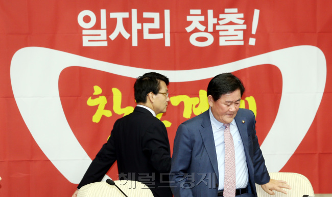최경환 원내대표는 10일 오전 국회에서 원내대책회의를 열고 정기국회 의사일정 등 현안에 대해 논의하고 있다. 박현구 기자phko@heraldcorp.com