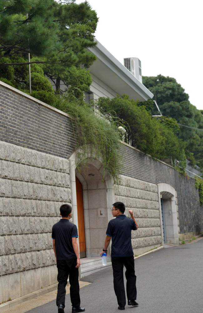 Former president Chun Doo-hwan’s residence in Yeonhee-dong.   Kim Myung-sub/The Korea Herald