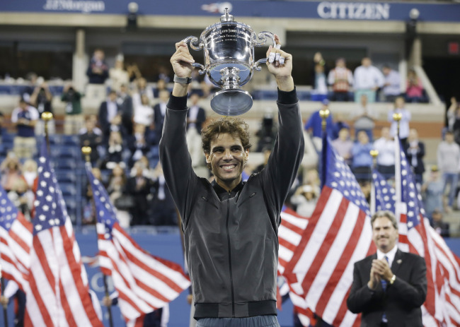 라파엘나달(RafaelNadal/테니스선수)
Spain’s Rafael Nadal poses with the championship trophy after winning the U.S. Open on Monday.   AP-Yonhap News
