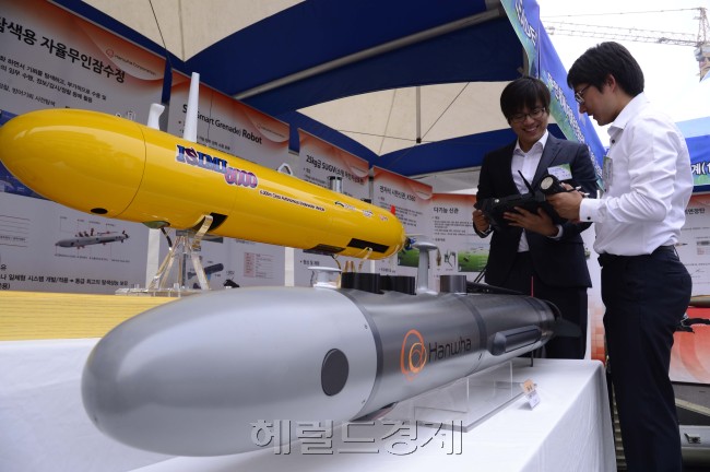 합동참모부가 10일 국방회관에서 합동무기체계발전세미나 및 신 무기체계 전시회를 개최하고 있다. 이번 행사는 2005년부터 격년제로 시행되다가 합동무기체게의 중요성이 증대됨에 따라 11년부터 매년 개최되고 있다. 박해묵 기자/mook@heraldcorp.com
합동참모부가 10일 국방회관에서 합동무기체계발전세미나 및 신 무기체계 전시회를 개최하고 있다. 이번 행사는 2005년부터 격년제로 시행되다가 합동무기체게의 중요성이 증대됨에 따라 11년부터 매년 개최되고 있다. 박해묵 기자/mook@heraldcorp.com