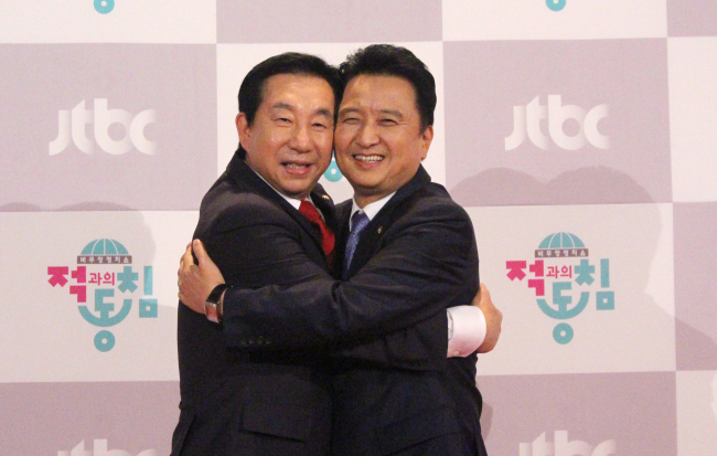 김성태(국회의원/정당인/환경노동위원회간사/새누리당서울시당위원장),김영환(국회의원)
하반기 브라운관은 정치인의 계절이다. 선거철만 되면 ‘예능 줄서기’를 했던 게스트형 출연에서 벗어나 이제 그들은 주인공으로 자리잡았다. 접근 방식은 다르다. ‘정치와 권력’에 진지하게 접근한 다큐멘터리도 있고, 정치인이 아닌 자연인의 모습을 보여준 예능 프로그램도 있다. 두 편 모두 국내 방송 사상 전무후무한 시도다.