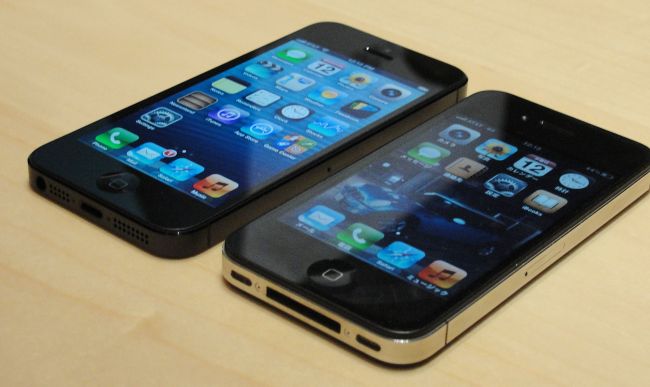<YONHAP PHOTO-0118> (FILES) Apple's iPhone 5 (L) and previous generation 4S (R) are displayed in this September 12, 2012 file photo in SanFrancisco, California. Apple on August 30, 2013 began letting US iPhone owners trade in their smartphones for credit toward buying new models. The California company's trade-in program kicked off in the wake of unconfirmed reports of a September 10 event at which Apple will unveil new iPhones, with rumors ranging from a gold handset to a low-price version aimed at emerging markets. "iPhones hold great value," Apple spokeswoman Amy Bessette said in an email reply to an AFP inquiry. AFP PHOTO/GLENN CHAPMAN../2013-08-31 02:56:54/ <저작권자 ⓒ 1980-2013 ㈜연합뉴스. 무단 전재 재배포 금지.>
Apple’s iPhone 5 (left) and iPhone 4S   AFP-Yonhap News