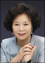신영자(기업인/복지기관단체인/롯데쇼핑사장)
롯데복지재단(이사장 신영자·사진)은 10일 종로구 창신동 일대 등 서울지역 5개 쪽방촌에 거주하는 3000여명의 어려운 이웃들에게 1억원 상당의 생필품을 전달하는 추석맞이 사랑나눔 행사를 진행했다.