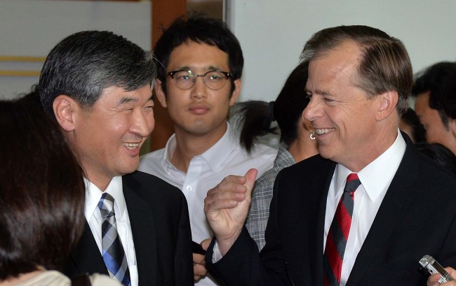 Cho Tae-yong, South Korean special envoy on North Korean nuclear issues, meets with his U.S. counterpart Glyn Davies in Seoul on Tuesday. Davies arrived on Monday for a two-day visit aimed at coordinating the allies’ stances on North Korean nuclear programs.   Lee Sang-sub/The Korea Herald