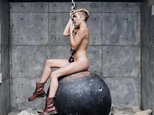 마일리사이러스(MileyCyrus/영화배우/가수)
2013 MTV 뮤직 비디오 어워드’에서 성행위를 연상시키는 퍼포먼스로 충격을 준 가수 마일리 사이러스가 9일(현지시간) 신곡 뮤직 비디오에서 전라로 등장했다.