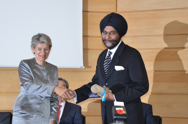 Irina Bokova (left), director general of UNESCO, shakes hands with Jagmohan Singh Raju, director general of the National Literacy Mission Authority of India, after presenting the UNESCO King Sejong Literacy Prize in Paris on Monday.   Korean National Commission for UNESCO