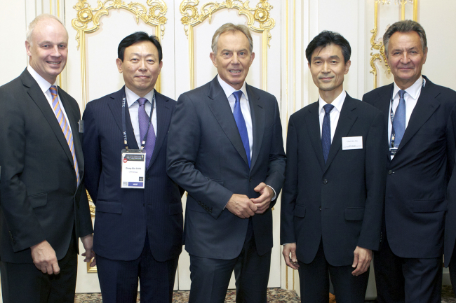 Former U.K. Prime Minister Tony Blair (center) and participants at the World Travel & Tourism Council’s Asia Summit pose at the Lotte Hotel in Seoul on Tuesday. From left are president and CEO of WTTC David Scowsil, Lotte Group chairman Shin Dong-bin, Blair, Senior Secretary to the President for Education and Culture Mo Chul-min and WTTC chairman Michael Frenzel.   Yonhap News