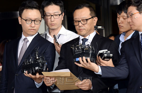 전재국(출판인/시공사대표이사회장/음악세계대표)
10일 오후 전도환 전 대통령 측의 대표로 장남 전재국씨가 서울 서초동 서울중앙지검에서 미납 추징금 납부방안을 발표하기 전 발표문을 보며 생각에 잠겨 있다.
