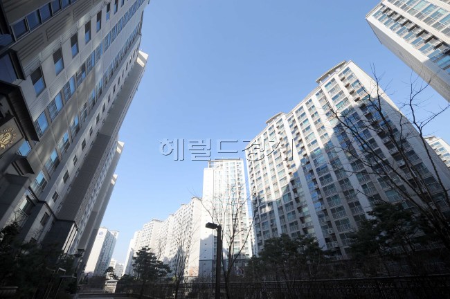 도곡동렉슬아파트.<br />이상섭기자/babtong@heraldm.com 2011.03.23