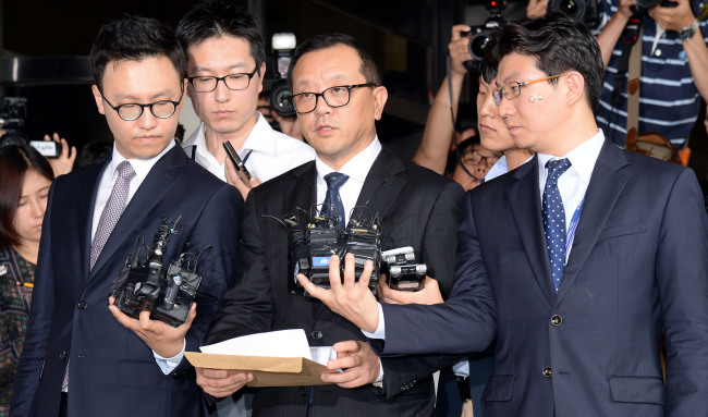 Former President Chun Doo-hwan’s eldest son Chun Jae-kook announces plans to pay the 167.2 billion won in fines in front of Seoul Central District Prosecutors’ Office on Tuesday.   Ahn Hoon/The Korea Herald