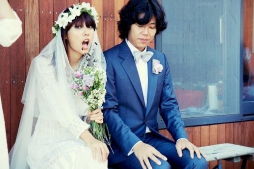 이효리(가수/핑클),이상순(가수/롤러코스터/베란다프로젝트)
10일 방송한 MBC 라디오 ‘정오의 희망곡 김신영입니다-Live On Air’ 코너에는 얼마전 작곡가 이상순과 결혼한 이효리와 전화연결 시간을 마련했다.