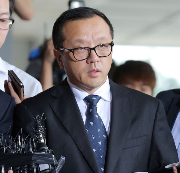 전재국(출판인/시공사대표이사회장/음악세계대표)
전두환 전 대통령의 장남인 재국씨가 10일 오후 미납 추징금 자진 납부계획서를 제출하기 위해 서울 서초동 서울중앙지검으로 들어서며 사과문을 읽고 있다. (연합뉴스)