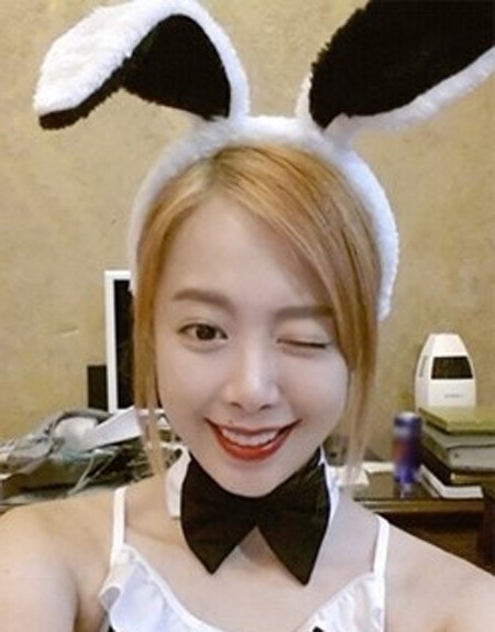 신지수(영화배우)
배우 신지수가 제작보고회 패션으로 시선을 모은 데 이어 바니걸 셀카가 화제다.