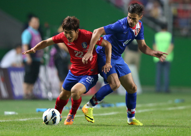 이용(축구선수/울산현대축구단수비수)
South Korea’s Lee Yong and Nikola Kalinic of Croatia fight for the ball during a friendly match at Jeonju World Cup Stadium in South Korea on Tuesday. (Yonhap News)