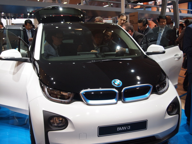 BMW가 그룹 최초의 순수 전기차 i3 양산형 모델을 독일 프랑크푸르트 모터쇼에서 최초로 공개했다. BMW가 전기차 시장에도 프리미엄급 모델을 선보이겠다는 전략하에 선보인 첫 모델이다.