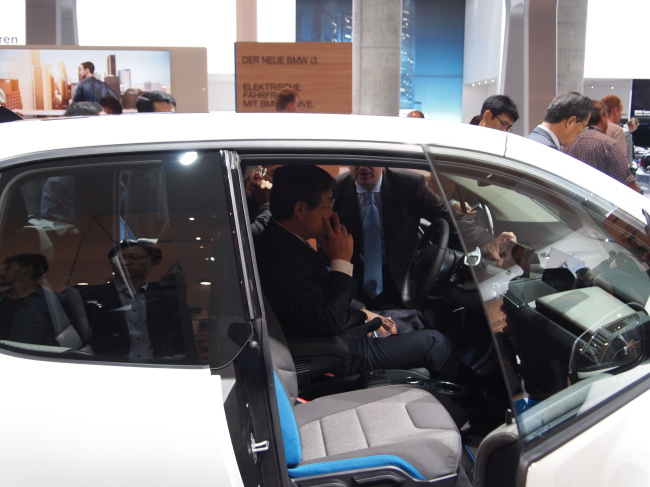 BMW가 그룹 최초의 순수 전기차 i3 양산형 모델을 독일 프랑크푸르트 모터쇼에서 최초로 공개했다. BMW가 전기차 시장에도 프리미엄급 모델을 선보이겠다는 전략하에 선보인 첫 모델이다.