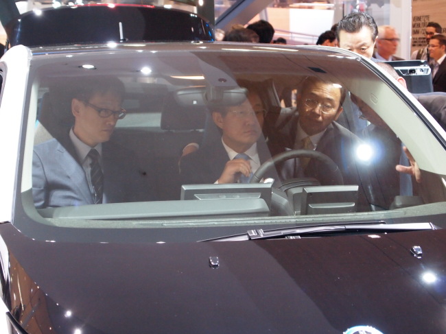 BMW가 그룹 최초의 순수 전기차 i3 양산형 모델을 독일 프랑크푸르트 모터쇼에서 최초로 공개했다. BMW가 전기차 시장에도 프리미엄급 모델을 선보이겠다는 전략하에 선보인 첫 모델이다.