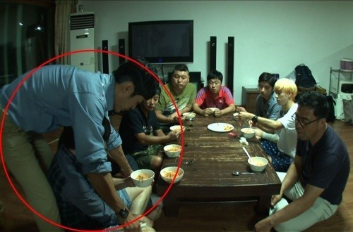 존박(박성규/가수)
가수 존박이 양반다리를 못 해 쩔쩔 매는 모습으로 웃음을 자아냈다.