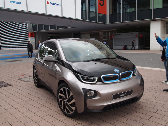 BMW가 그룹 최초의 순수 전기차 i3 양산형 모델을 독일 프랑크푸르트 모터쇼에서 최초로 공개했다. BMW가 전기차 시장에도 프리미엄급 모델을 선보이겠다는 전략하에 선보인 첫 모델이다.