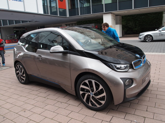 BMW가 그룹 최초의 순수 전기차 i3 양산형 모델을 독일 프랑크푸르트 모터쇼에서 최초로 공개했다. BMW가 전기차 시장에도 프리미엄급 모델을 선보이겠다는 전략하에 선보인 첫 모델이다.