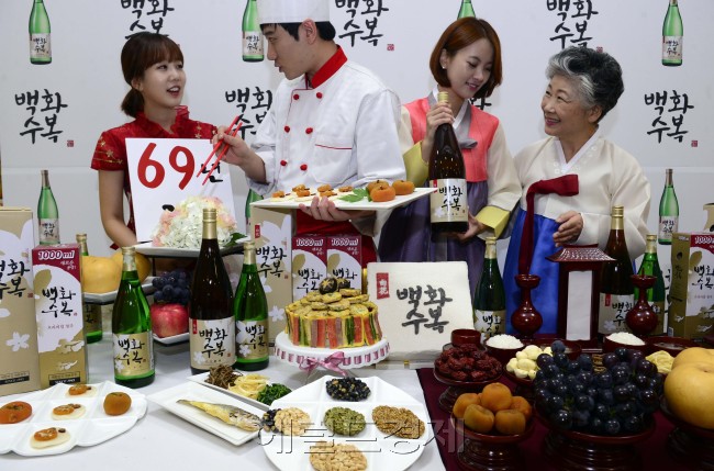 롯데주류가 10일 오전 롯데마트 서울역점에서 민족의 대명절 추석을 맞아 차례지내기 캠페인의 일환으로 백화수복과 함께 전통 차례 음식과 퓨전 차례 음식을 소개하는 행사를 가지고 있다. 박해묵 기자/mook@heraldcorp.com
롯데주류가 10일 오전 롯데마트 서울역점에서 민족의 대명절 추석을 맞아 차례지내기 캠페인의 일환으로 백화수복과 함께 전통 차례 음식과 퓨전 차례 음식을 소개하는 행사를 가지고 있다. 박해묵 기자/mook@heraldcorp.com