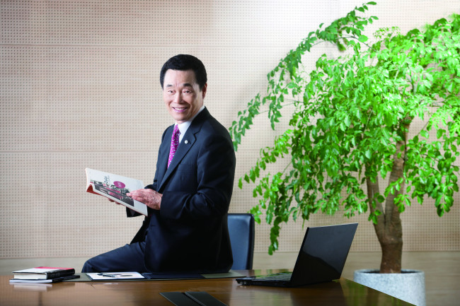 김광석(기업인/참존화장품대표이사회장)
지난 10일 서울 대치동 아우디센터대치점(참존빌딩) 6층. 정장 차림의 한 노신사가 허리를 곳게 펴고 앉아 무대위 ‘람보르기니 아벤타도르 LP700-4 로드스터’를 뚫어져라 응시하고 있었다. 차에 대한 프레젠테이션이 끝나고 사진 촬영이 시간이 되자 그는 서둘러 자리를 박차고 일어났다.