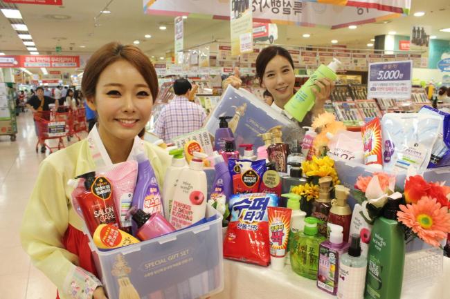 최근 출시된 명절 선물세트들이 ‘포장재 다이어트’에 나서 눈길을 끌고 있다.