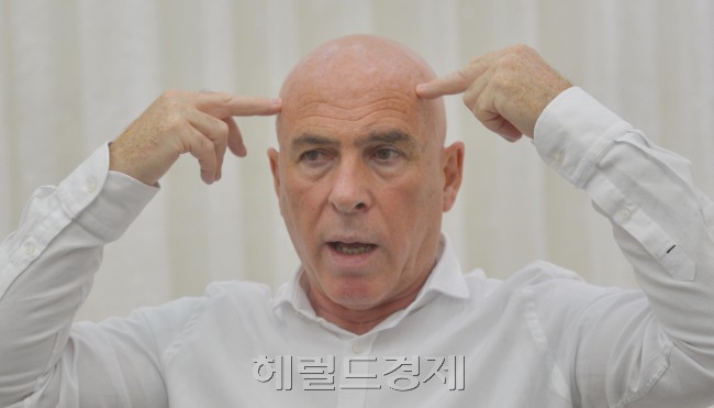 필리페 아욜로<br />김명섭 기자 msiron@heraldcorp.com
필리페 아욜로
김명섭 기자 msiron@heraldcorp.com
필리페 아욜로
김명섭 기자 msiron@heraldcorp.com