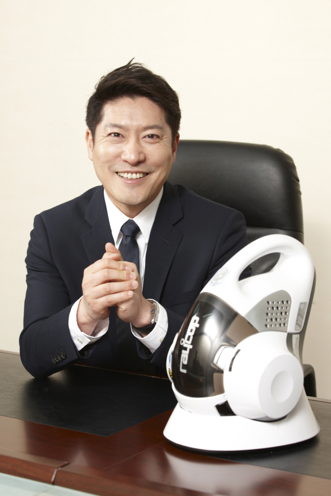이성진(기업인/전의사/부강샘스대표)
절박함’. 이성진(42) 부강샘스 대표의 대답은 단호했다. 앞날이 보장된 성형외과 의사의 길을 버리고 중소기업 CEO로 변신, 세계최초의 침구 청소기를 만들게 된 배경을 묻는 순간이었다.