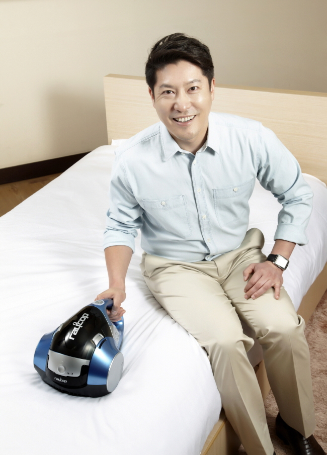 이성진(기업인/전의사/부강샘스대표)
절박함’. 이성진(42) 부강샘스 대표의 대답은 단호했다. 앞날이 보장된 성형외과 의사의 길을 버리고 중소기업 CEO로 변신, 세계최초의 침구 청소기를 만들게 된 배경을 묻는 순간이었다.