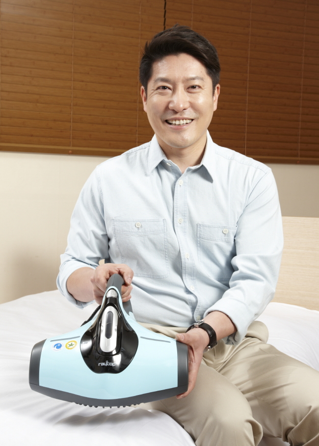 이성진(기업인/전의사/부강샘스대표)
절박함’. 이성진(42) 부강샘스 대표의 대답은 단호했다. 앞날이 보장된 성형외과 의사의 길을 버리고 중소기업 CEO로 변신, 세계최초의 침구 청소기를 만들게 된 배경을 묻는 순간이었다.
