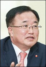 김장학(금융인/광주은행은행장)
김장학<사진> 신임 광주은행장이 민영화 완수에 대한 의지를 밝혔다.