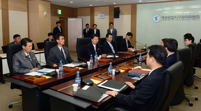 Delegates from South and North Korea discuss stalled Gaeseong industrial complex at Gaeseong, North Korea on Tuesday. Koreas on Wednesday agreed to resume the operation of the complex next week. (Yonhap News)