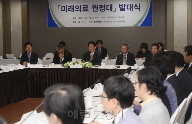 진영 보건복지부장관이 11일 오전 서울플라자호텔에서 열린 미래의료 원정대 발대식에 참석해 축사를 하고 있다. 미래의료 원정대는 보건의료 R&D의 장기적 수립을 위해 전문문가 미래예측 수행, 미래유망분야 기술 및 서비스를 도출하고 현 보건의료 연구개발투자 방향성을 제시하는 전문가 협의체이다. 박해묵 기자/mook@heraldcorp.com
진영 보건복지부장관이 11일 오전 서울플라자호텔에서 열린 미래의료 원정대 발대식에 참석해 축사를 하고 있다. 미래의료 원정대는 보건의료 R&D의 장기적 수립을 위해 전문문가 미래예측 수행, 미래유망분야 기술 및 서비스를 도출하고 현 보건의료 연구개발투자 방향성을 제시하는 전문가 협의체이다. 박해묵 기자/mook@heraldcorp.com