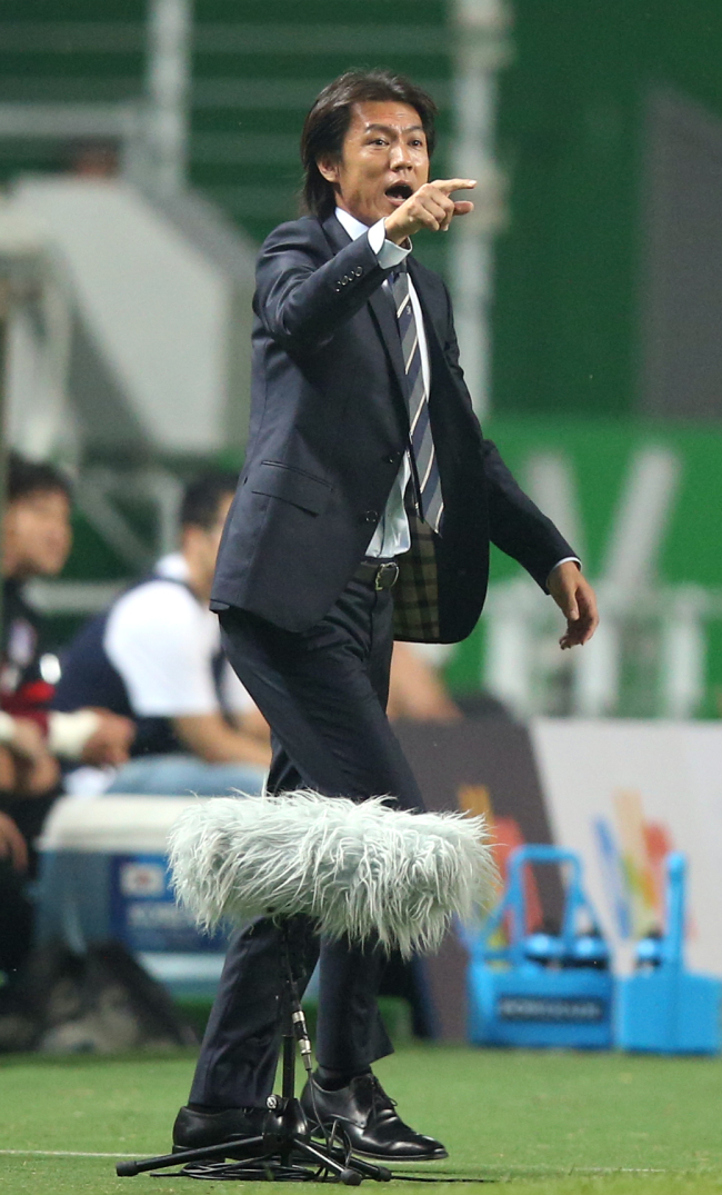 홍명보(축구감독/전축구선수/축구국가대표팀)
<YONHAP PHOTO-1733> 작전 지시하는 홍명보 감독 (전주=연합뉴스) 김주성 기자 = 10일 오후 전주월드컵경기장에서 열린 대한민국 대 크로아티아 친선 경기. 홍명보 대표팀 감독이 작전을 지시하고 있다. 2013.9.10 utzza@yna.co.kr/2013-09-10 20:13:59/ <저작권자 ⓒ 1980-2013 ㈜연합뉴스. 무단 전재 재배포 금지.>
Korea’s head coach Hong Myung-bo gives instructions against Croatia.   Yonhap News