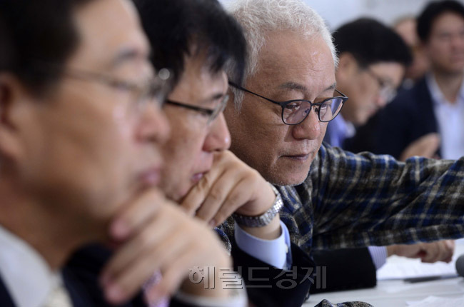 김한길(국회의원/민주당당대표)
김한길 민주당 대표가 11일 오전 서울광장 천막당사에 최고위원회를 열고 발언을 하고 있다. 이 날 김 대표는 해외순방을 마치고 돌아오는 박근혜 대통령에게 “국정원 개혁이 없는 한 어떠한 만남도 무의미하다”고 밝혔다.