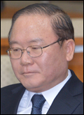 이동흡(정무직공무원/전판사)
헌법재판소장에 지명되었지만 인사청문회 과정에서 특정업무경비 유용 등의 의혹이 제기돼 결국 낙마했던 이동흡<사진> 전 헌법재판관이 변호사도 할 수 없게 됐다.